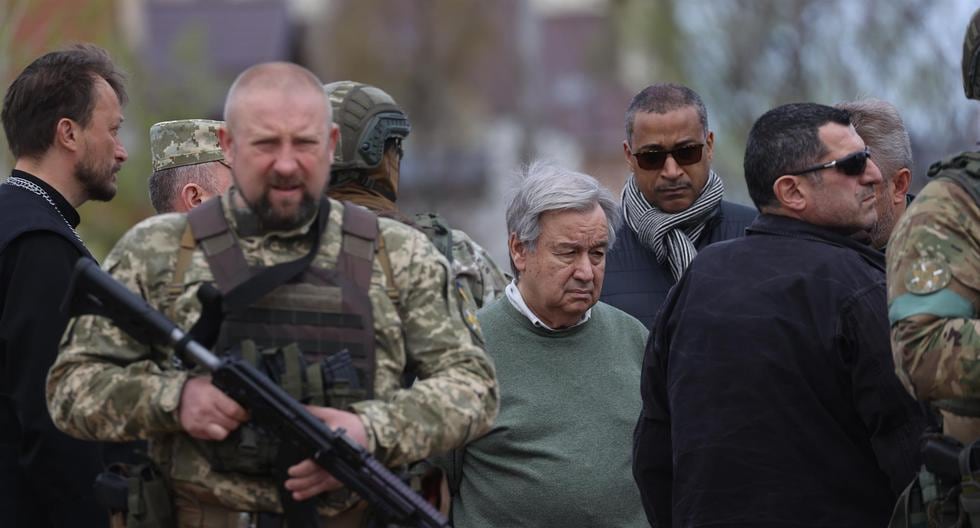 El secretario general de la ONU, António Guterres (c), en su visita a la ciudad de Borodianka antes de su reunión con el presidente de Ucrania, Volodymyr Zelensky. (EFE/Miguel Gutiérrez).