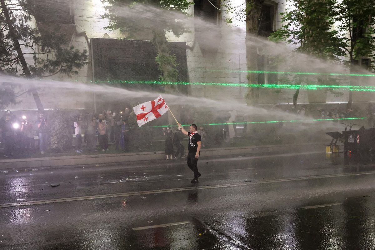 La policía utiliza cañones de agua para dispersar a los manifestantes cerca del parlamento georgiano, en Tiflis, el 30 de abril de 2024. (Foto de Giorgi ARJEVANIDZE / AFP)