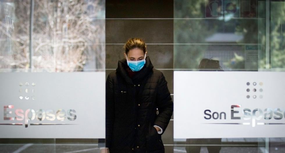 Una mujer con una máscara sale del Hospital Universitario Son Espases en Palma de Mallorca, donde un hombre británico ha sido diagnosticado con coronavirus. (Foto: AFP)