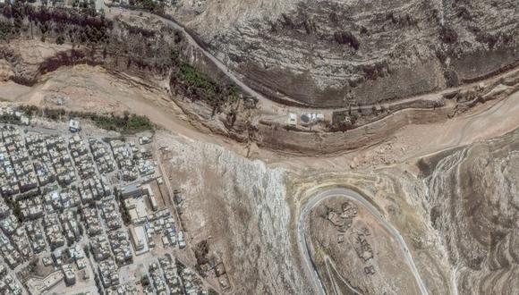 La presa inferior en el río Wadi Derna después de las inundaciones del 13 de septiembre de 2023, luego de que la tormenta mediterránea "Daniel" azotara la ciudad de Derna, en el este de Libia. (Foto por imagen satelital �2023 Maxar Technologies / AFP)