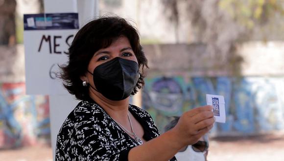 La candidata presidencial chilena Yasna Provoste, de la coalición de centro-izquierda Nuevo Pacto Social, muestra su boleta antes de votar en Vallenar, norte de Chile. (Javier TORRES / AFP).