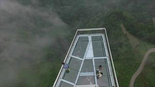 China: La plataforma de cristal que pone a prueba el miedo a las alturas[VIDEO]