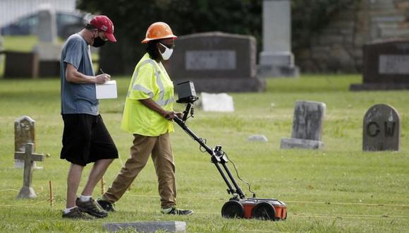 Expertos usan un radar de tierra para tratar de detectar restos de afroestadounidenses asesinados durante una brutal matanza en Tulsa, Oklahoma, enterrados en fosas comunes del Cementerio de Oaklawn, en Tulsa. (Foto: AP /Sue Ogrocki / Archivo).