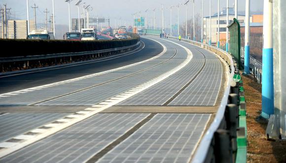 Los paneles solares permiten que los autos eléctricos se recarguen con solo pasar. (Fotos: Difusión)