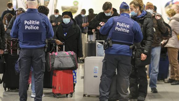 Los agentes de policía belgas verifican con los ciudadanos si han completado el Formulario de ubicación de pasajeros (PLF) obligatorio en la estación Midi de Bruselas, Bélgica, el 21 de diciembre de 2020. (EFE/EPA/OLIVIER HOSLET).