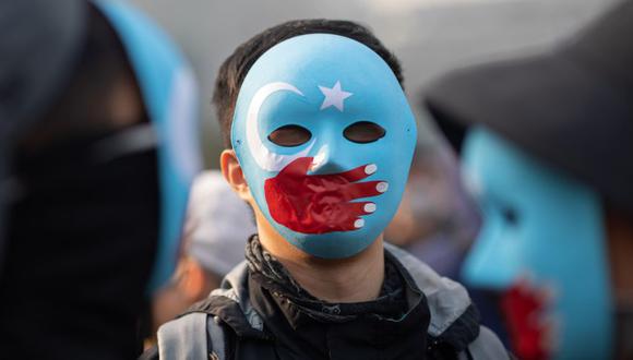 Un manifestante luce una careta durante la protesta celebrada en apoyo a los musulmanes uigur de Xianjiang en Hong Kong (China). (Foto: Archivo /EFE/ Jerome Favre).