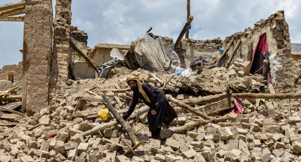 Un hombre afgano busca sus pertenencias entre las ruinas de una casa dañada por un terremoto en el distrito de Bernal, provincia de Paktika, el 23 de junio de 2022. (Ahmad SAHEL ARMAN / AFP).