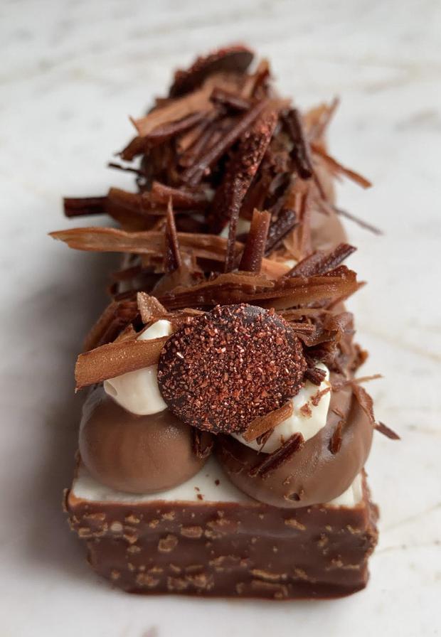 In the photo, a Buche de Noel: almond biscuit, chestnut cream, milk chocolate mousse, cake without cocoa flour and vanilla mousse.  They also have a little Ester tree, made of brownie, orange marmalade and green tea namelaka;  a black forest with sable of chocolate almonds and wafer with red fruit paste;  and a snowman made with profiteroles filled with vanilla custard and Christmas chocolate.