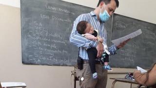 Argentina: profesor sostuvo a la bebé de su alumna para que pudiera atender sus clases sin problemas