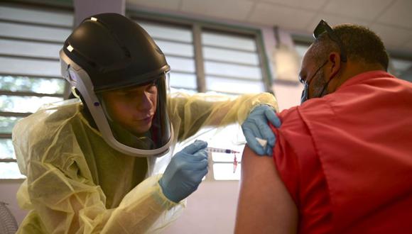 Un trabajador de la salud inyecta a un hombre una dosis de la vacuna Moderna COVID-19 durante una campaña de vacunación masiva, en la escuela primaria Maria Simmons en Vieques, Puerto Rico. (Foto: AP / Carlos Giusti, archivo)