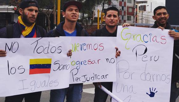 Venezolanos llegaron al Desfile Militar y ofrecieron disculpas por los delitos que vienen cometiendo sus compatriotas. (Foto: Juz Zavala / Twitter)