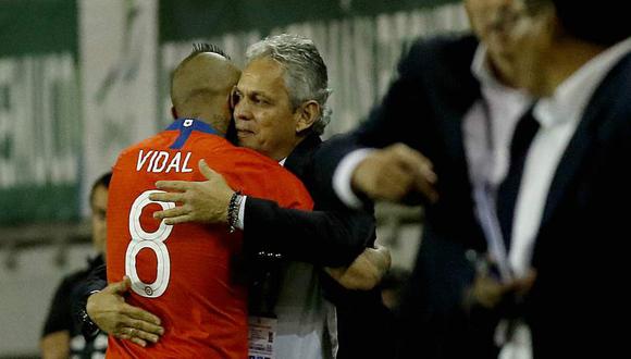 El abrazo cómplice entre Arturo Vidal y Reinaldo Rueda. (Foto: EFE)