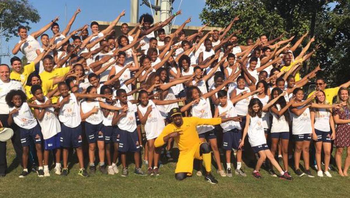 Usain Bolt inspira a niños de favela mientras entrena en Río