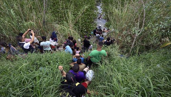Migrantes comienzan a cruzar la frontera del río Bravo (Río Grande en EE.UU.) hacia los Estados Unidos en Matamoros, estado de Tamaulipas, México, el 10 de mayo de 2023. (Foto referencial de Alfredo ESTRELLA / AFP)