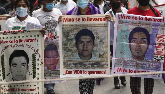 Familiares y amigos marchan en busca de justicia para los 43 estudiantes desaparecidos de Ayotzinapa en la Ciudad de México, el viernes 26 de agosto de 2022. (Foto AP/Marco Ugarte).