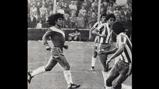 Fotos: así jugó Maradona el día de su debut en Primera