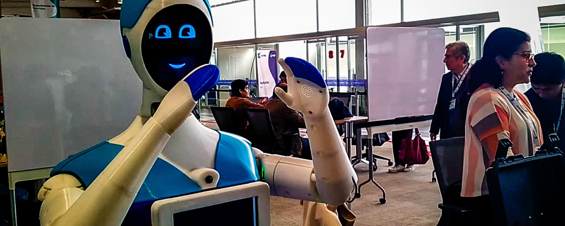 Qhali, la robot enfermera peruana hecha para dar compañía a pacientes aislados | VIDEO
