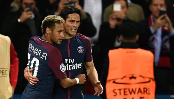 Cavani y Neymar felices luego de tantas disputas por las jugadas preparadas. (Foto: AFP)