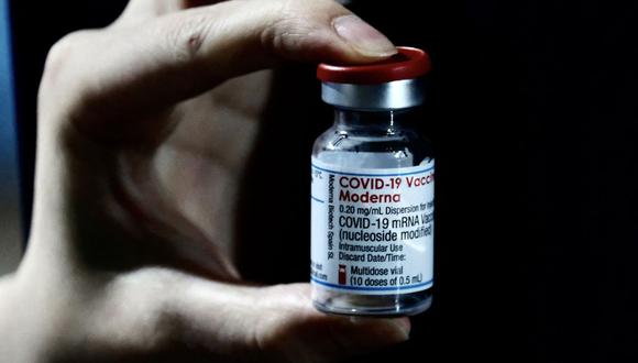 Un trabajador médico muestra la vacuna Moderna contra el coronavirus, el 9 de junio de 2021. (Sam Yeh / AFP).