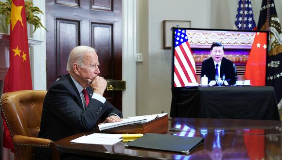 En esta foto de archivo tomada el 15 de noviembre de 2021, el presidente de los Estados Unidos, Joe Biden, se reúne con el presidente de China, Xi Jinping, durante una cumbre virtual  (Foto de MANDEL NGAN / AFP)