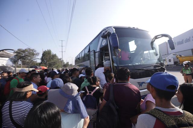 Personas llegan al paradero de puente Atocongo para viajar al interior del país por los feriados de Semana Santa. (Foto: Britanie Arroyo/ @photo.gec)