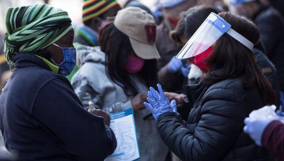 Los chilenos comenzaron este jueves el proceso para retirar el 10% de sus ahorros previsionales, una medida aprobada la semana pasada para aliviar la crisis que ha generado el coronavirus. (Foto: EFE/ Alberto Valdes).