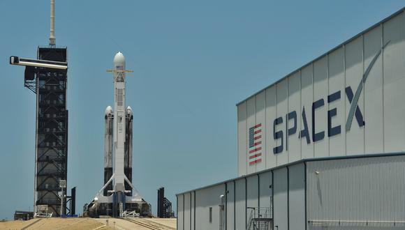 Imagen referencial en la que se ve una cohete del SpaceX Falcon, en el 2019. REUTERS