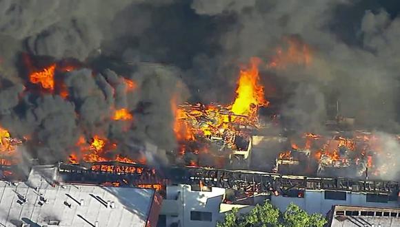 Un incendio consume un complejo residencial en Los Ángeles. (Foto: AP)