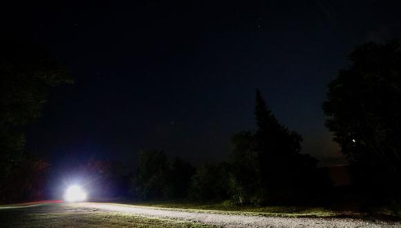 Un patrullero de la Real Policía Montada de Canadá se sienta afuera de la casa de una víctima en el ataque de puñaladas el domingo en Weldon, Saskatchewan, Canadá, el 5 de septiembre de 2022. (Foto de LARS HAGBERG / AFP)