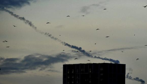 Estelas de misiles se ven en el cielo sobre Kiev, la capital de Ucrania, el 29 de diciembre de 2022 en medio de la invasión rusa. (SERGEI SUPINSKY / AFP).