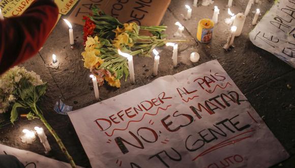 La gente participa en una vigilia en memoria de Inti Sotelo, de 24 años, y Jack Pintado, de 22, quienes murieron durante enfrentamientos contra la policía mientras protestaban contra el gobierno del presidente interino Manuel Merino. (Foto de Luka GONZALES / AFP).