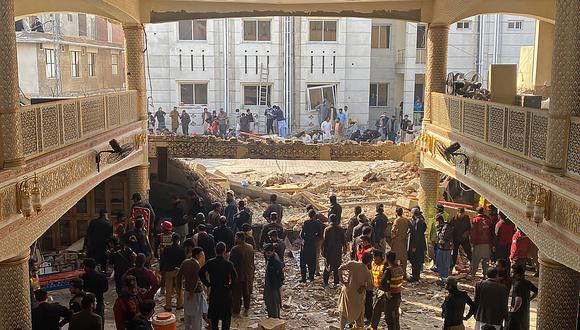 Oficiales de seguridad inspeccionan el sitio de una explosión en una mezquita dentro de la sede de la policía en Peshawar el 30 de enero de 2023. (Foto:  Maaz ALI / AFP)