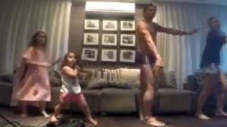 Un semidesnudo Fred hace coreografía con su esposa e hijas
