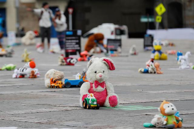 Fotografía de una instalación de muñecos en la Plaza Bolívar que hacen parte de una protesta realizada por la campaña "Soy Su Voz" de la organización internacional Aldeas Infantiles SOS Colombia.