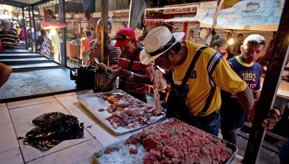 En una ciudad que una vez fue reconocida como la Arabia Saudita de Venezuela por su vasta riqueza petrolera y arquitectura moderna, los residentes de Maracaibo ahora se alinean para comprar carne podrida. (Foto: AP)