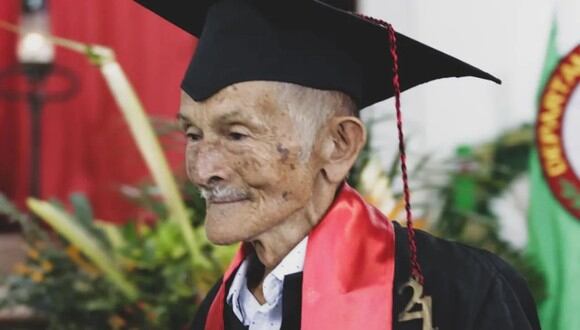 Don Berto Antonio  se graduó como bachiller a sus 78 años, una edad que muchos pensarían sería demasiado tarde para estudiar (Foto: Milto Giraldo)