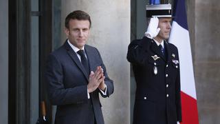 Macron habló con Zelensky y prometió el envío de tanques ligeros y transporte blindado
