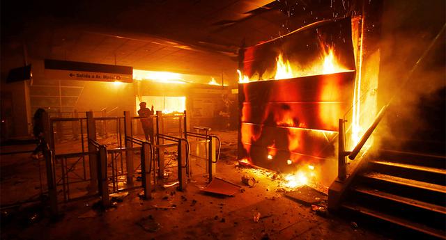 Una estación del metro de Santiago, vandalizada durante los disturbios del sábado. (REUTERS/Ramon Monroy).