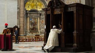 El papa Francisco rompió el protocolo y se confesó en público