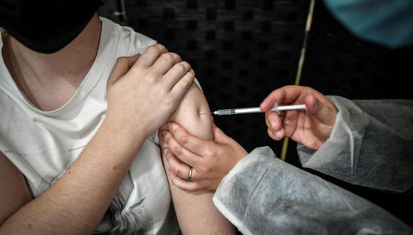 Una persona recibe una dosis de la vacuna Pfizer-BioNTech contra el coronavirus Covid-19 en el Palacio de Versalles, Francia, el 29 de mayo de 2021. (Foto de STEPHANE DE SAKUTIN / AFP).