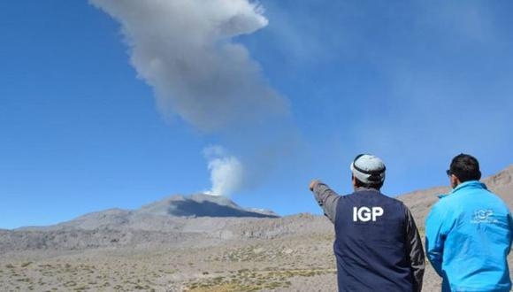 Volcanes Ubinas y Sabancaya registran comportamiento anómalo