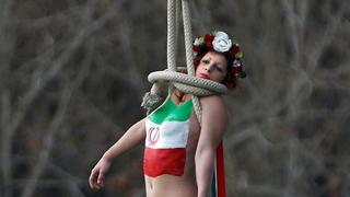 París: Femen protesta contra Rohani con ahorcamiento simbólico