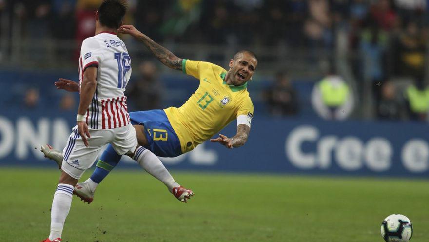 Dani Alves fue víctima de una dura falta durante el Brasil vs. Paraguay en el marco de los caurtos de final de la Copa América 2019 (Foto: EFE)