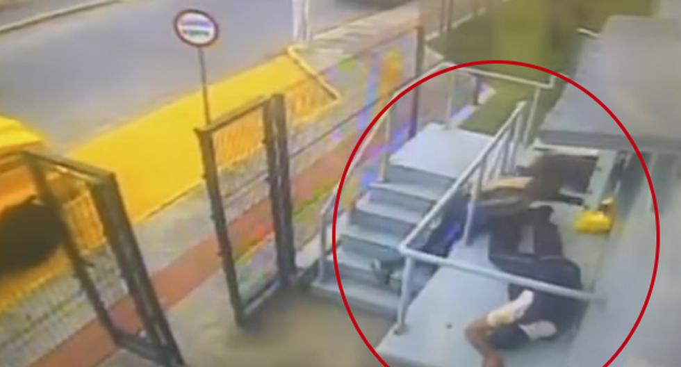 Tal y como se aprecia en este video de YouTube, dos guardias de seguridad en Brasil fingieron su muerte para no ser asesinados. (Foto: captura)