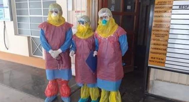 Huánuco: Cubiertas de pies a cabeza con bolsas de plásticas para basura enfermeras de centro de salud de San Rafael cumplen sus labores.