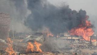 VES: incendio en almacén de reciclaje deja dos bomberos heridos