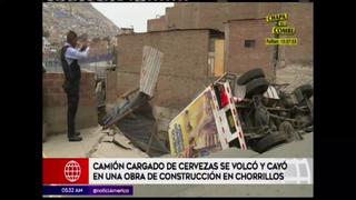 Camión repartidor de cerveza sufre volcadura sobre vivienda en construcción