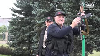 Alexander Lukashenko llegó al palacio presidencial de Bielorrusia con chaleco antibalas y fusil en mano | VIDEO