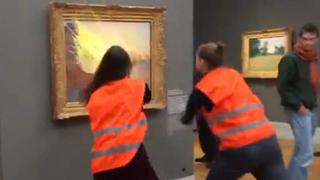 Activistas por el clima lanzan puré de papas contra el cuadro “Los almiares” de Monet en Alemania | VIDEO