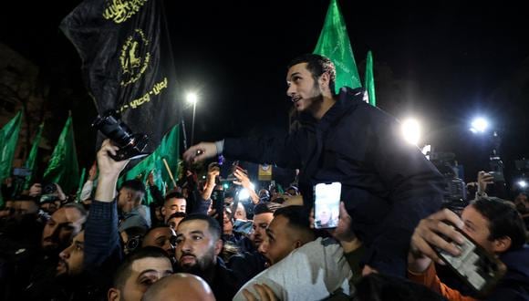 Prisioneros recién liberados están rodeados de partidarios en Ramallah, en la Cisjordania ocupada, a principios del 30 de noviembre de 2023. (Foto de Jaafar ASHTIYEH / AFP)